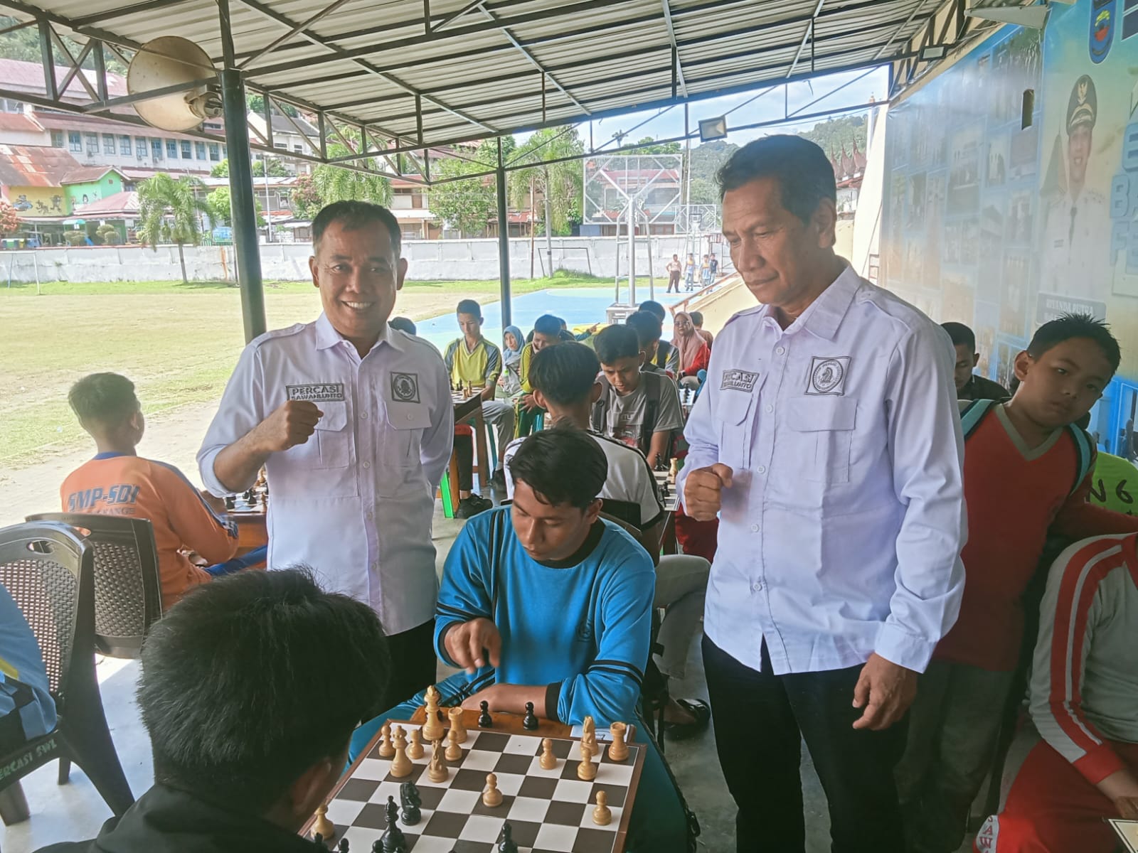Ketua Pengcab Percasi Kota Sawahlunto, Nurilman, memantau langsung jalannya seleksi atlet catur yunior di Gelanggang Olahraga Lapangan Ombilin, Sabtu (11/4/2026)